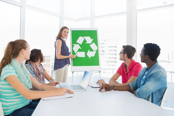 Casual ploeg die bijeenkomst over eco beleid — Stockfoto