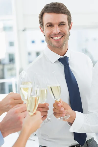 Zakenman roosteren met champagne in office — Stockfoto