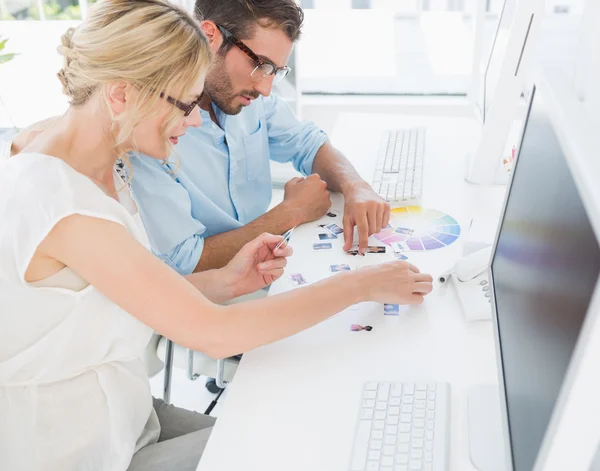 Redattori di foto che lavorano su computer — Foto Stock