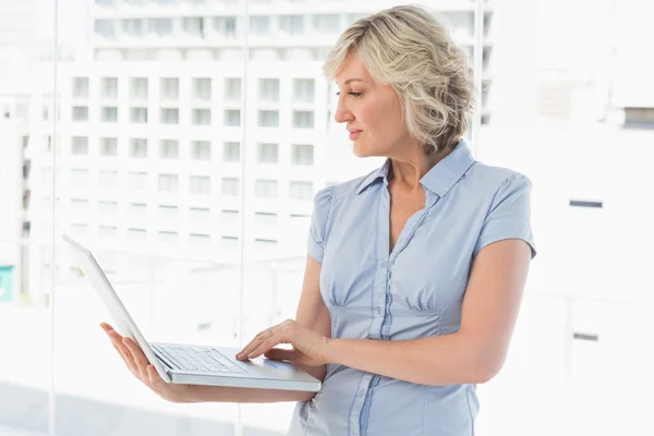 Donna d'affari che utilizza il computer portatile in ufficio — Foto Stock