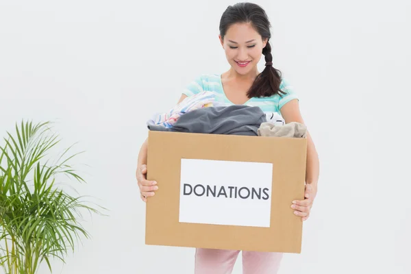 Mujer con donación de ropa —  Fotos de Stock