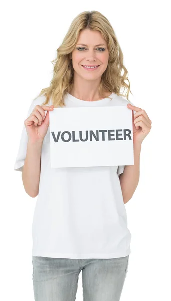 Portret uśmiechający się młoda kobieta gospodarstwa wolontariuszy afisz — Zdjęcie stockowe