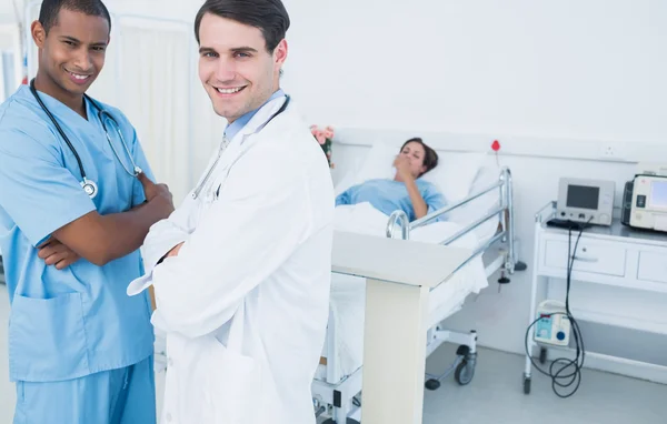 Портрет улыбающихся врачей с пациентом в больнице — стоковое фото