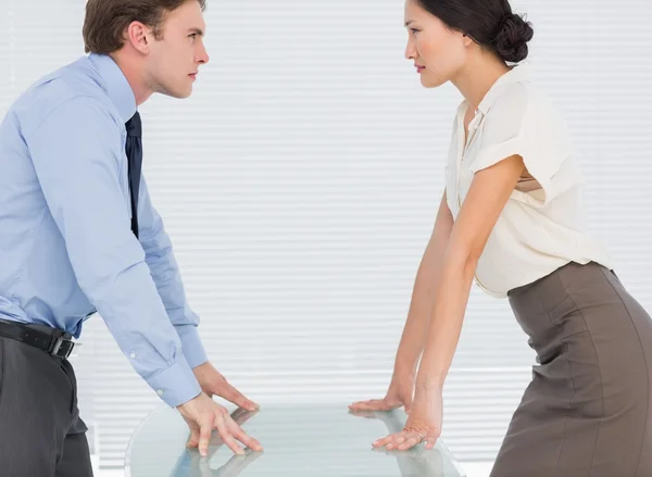 Zakelijke paar kijken elkaar met palmen aan balie — Stockfoto