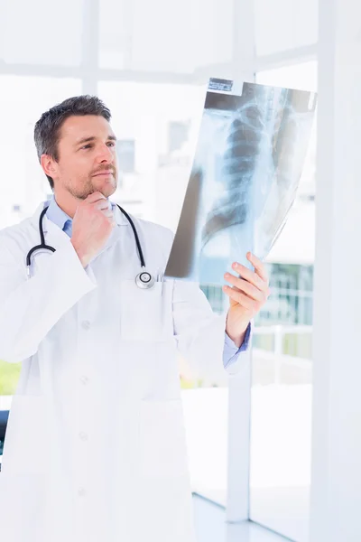 X-ışını inceleyerek ciddi erkek doktor — Stok fotoğraf