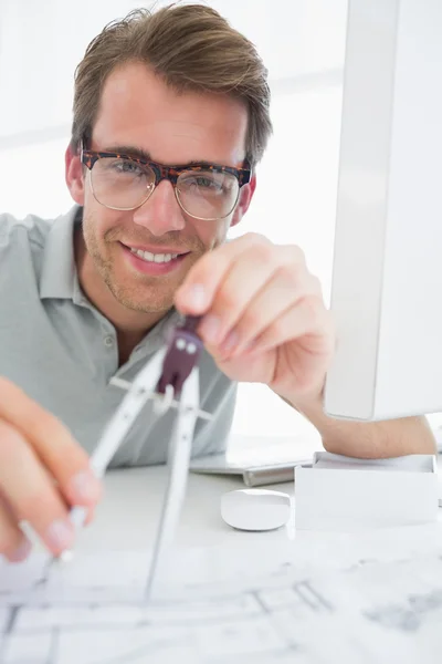 Sorrindo jovem usando bússola em design — Fotografia de Stock