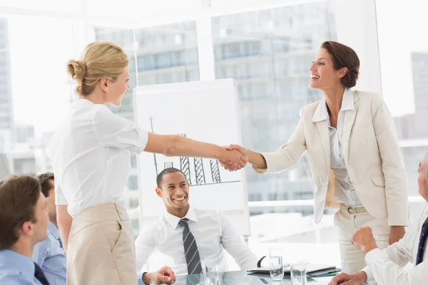 Vrouwelijke ondernemers een deal maken tijdens een vergadering — Stockfoto