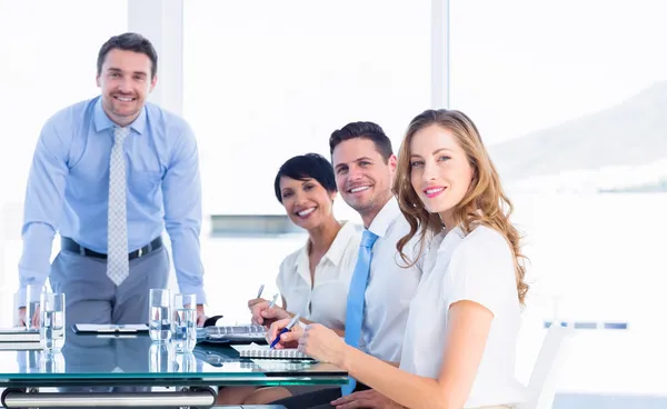 Leidinggevenden rond de conferentietafel in office — Stockfoto