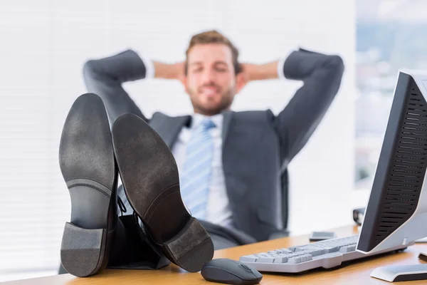 Entspannter Geschäftsmann sitzt mit Beinen auf Schreibtisch im Büro — Stockfoto