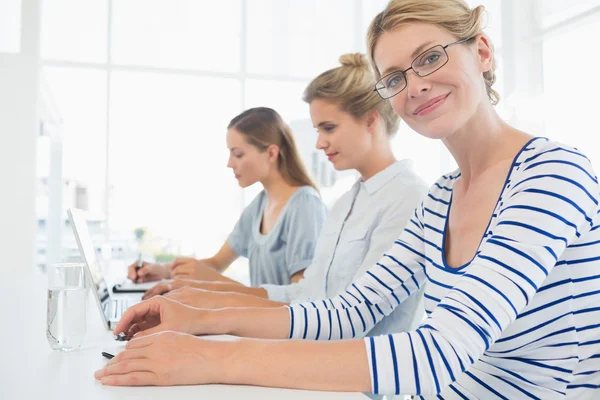 Geconcentreerd mensen werken in office — Stockfoto