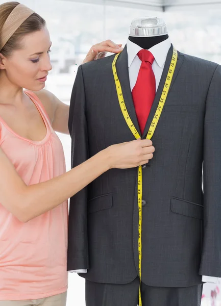 ダミーのスーツを測定女性のファッション ・ デザイナー — ストック写真
