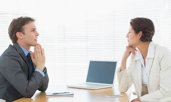 Netjes gekleed paar in zakelijke bijeenkomst op kantoor — Stockfoto