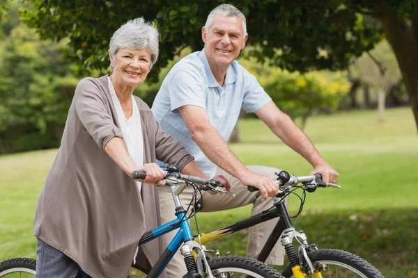Oudere paar op de fiets rijden in het platteland — Stockfoto