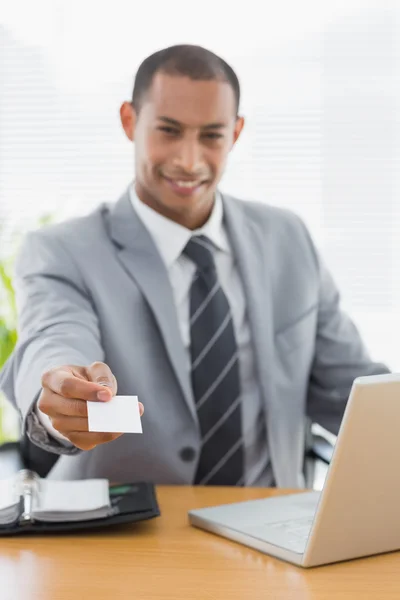 Hombre bien vestido entregando su tarjeta de visita en el escritorio de la oficina — Foto de Stock