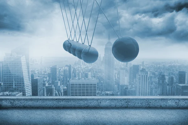 城市上空的牛顿摇篮 — 图库照片