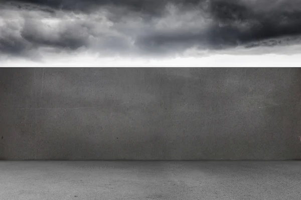 バルコニー、荒れ模様の空 — ストック写真