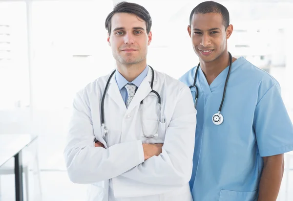 Уверенные врачи, стоящие вместе в больнице — стоковое фото