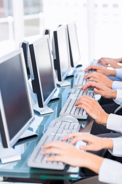 Collega's met behulp van computers — Stockfoto