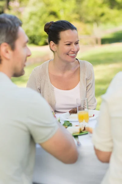 Pareja comedor en la mesa al aire libre —  Fotos de Stock