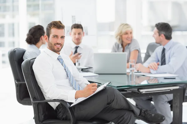 Jovem empresário com colegas discutindo no cargo — Fotografia de Stock