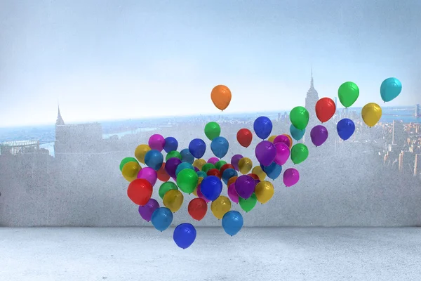 Vele kleurrijke ballonnen in kamer met stad op de muur — Stockfoto