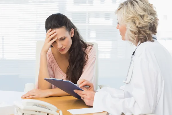 Médica discutindo relatos com a paciente — Fotografia de Stock