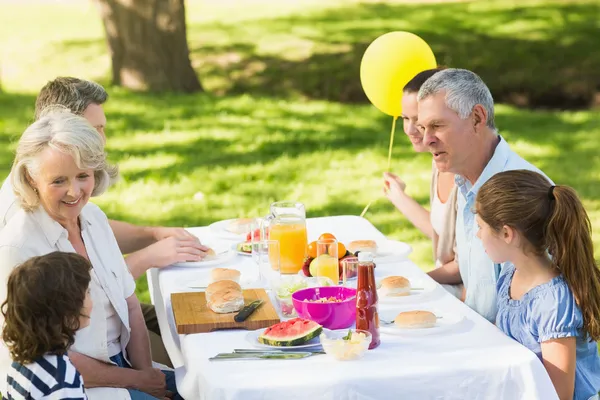 Uitgebreide familie dineren aan buiten tafel — Stockfoto