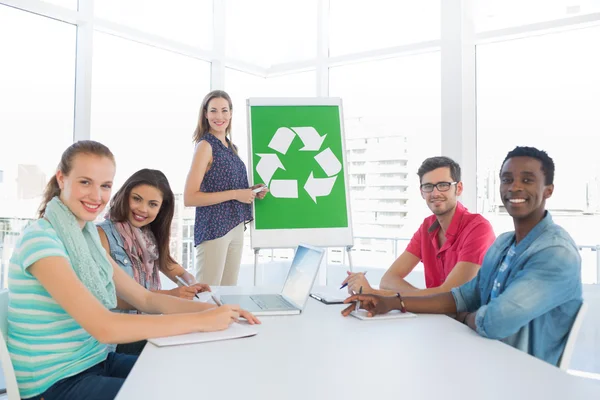 Retrato de un equipo reuniéndose sobre política ecológica —  Fotos de Stock