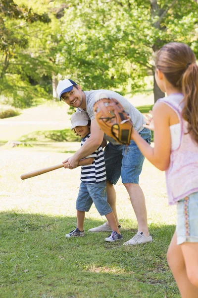 Família jogando beisebol no parque — Fotografia de Stock