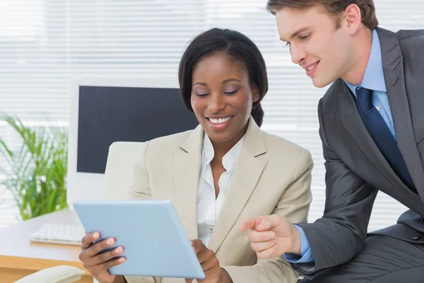 Kollegen nutzen digitales Tablet im Büro — Stockfoto