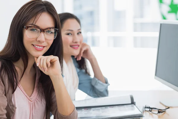 Artistas femeninas ocasionales trabajando en el escritorio en la oficina — Foto de Stock