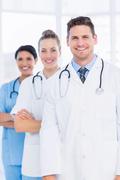 Grupo feliz confiante de médicos no consultório médico — Fotografia de Stock