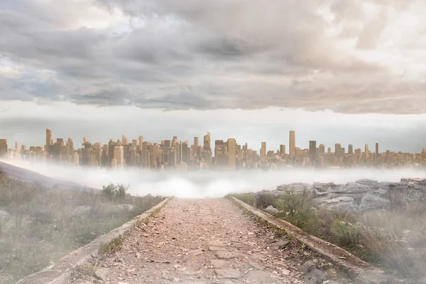 Caminho pedregoso que leva a uma grande expansão urbana — Fotografia de Stock