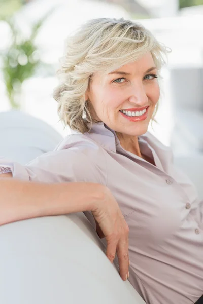 Close-up portrait of a young businesswoman smiling — Stock Photo, Image