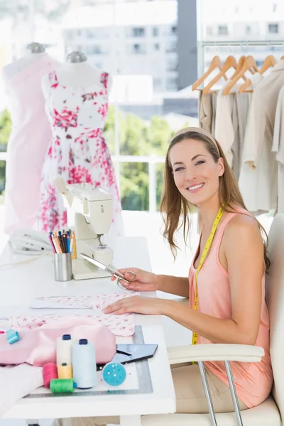 Retrato de uma designer de moda feminina trabalhando em tecidos — Fotografia de Stock