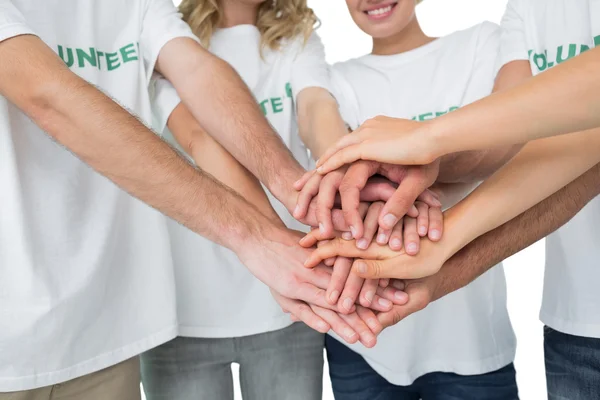 Seção média de voluntários com as mãos juntas — Fotografia de Stock