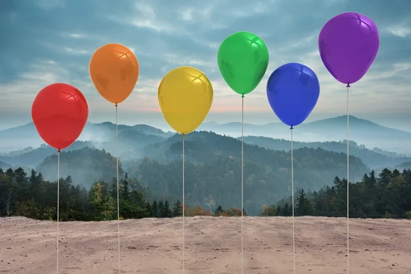 Balões em frente às montanhas — Fotografia de Stock
