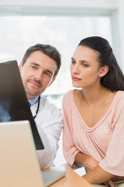 Muž lékař vysvětluje x-ray zprávy k pacientovi — Stock fotografie