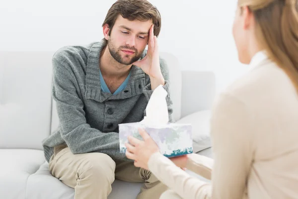 Hombre en reunión con un asesor financiero — Foto de Stock