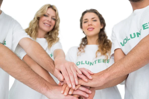 Ritratto di gruppo di volontari felici con le mani unite — Foto Stock