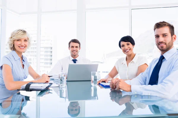 Leidinggevenden zitten rond de conferentietafel — Stockfoto