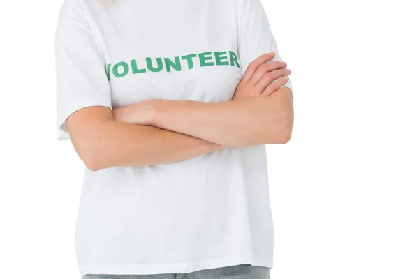 Sección media de una voluntaria de pie con los brazos cruzados —  Fotos de Stock