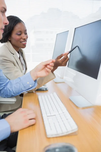 Business colleagues using computers at desk — Stock Photo, Image