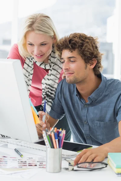 Casal casal usando computador — Fotografia de Stock