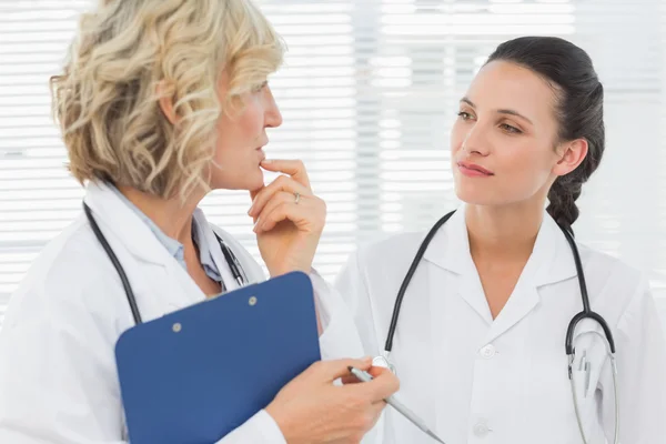 Deux femmes médecins avec des rapports médicaux — Photo