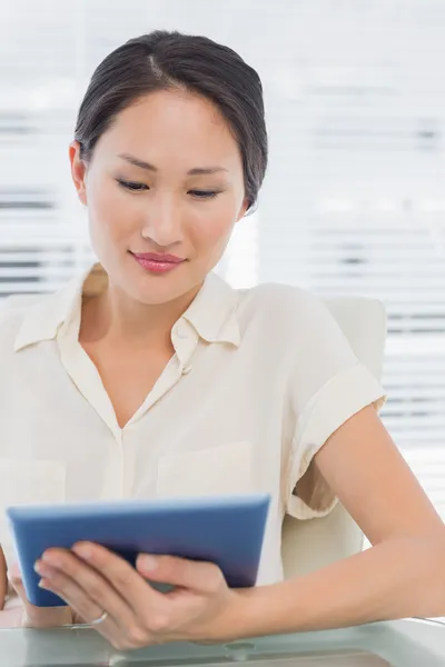 Geschäftsfrau nutzt digitales Tablet am Schreibtisch — Stockfoto