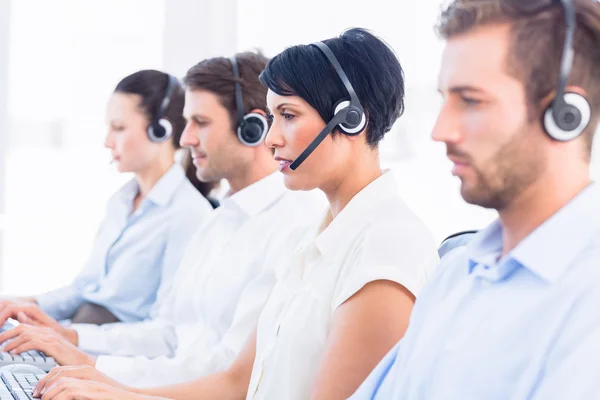 Compañeros de negocios con auriculares en fila — Foto de Stock