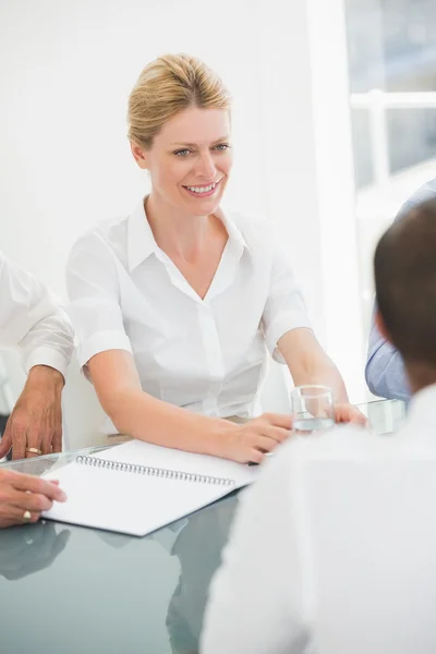 Lächelnde Geschäftsfrau bei einem Meeting — Stockfoto