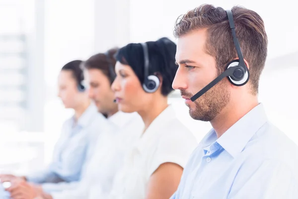 Collega's met headsets in een rij — Stockfoto