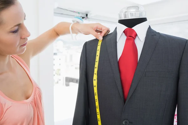 Жіночий дизайнер моди вимірювальний костюм на манері — стокове фото
